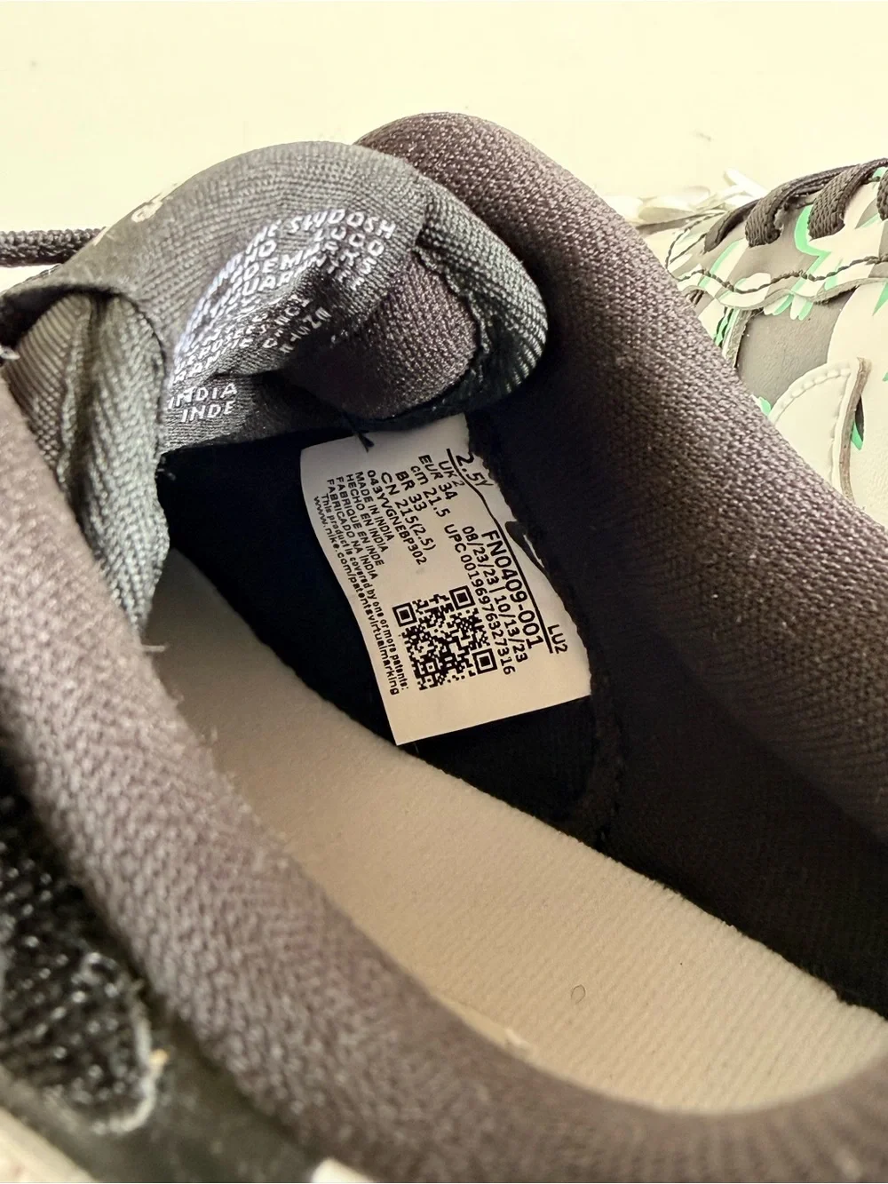 Nike brand NEW Girl size 2.5, Force 1 Low LV8 EasyOn
